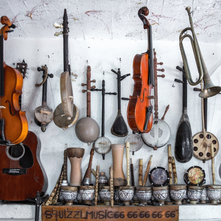 Des instruments accrochés au mur